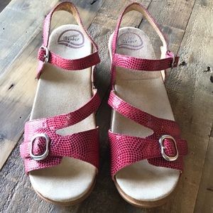 Women’s Dansko Sandi red sandal. Size 41.